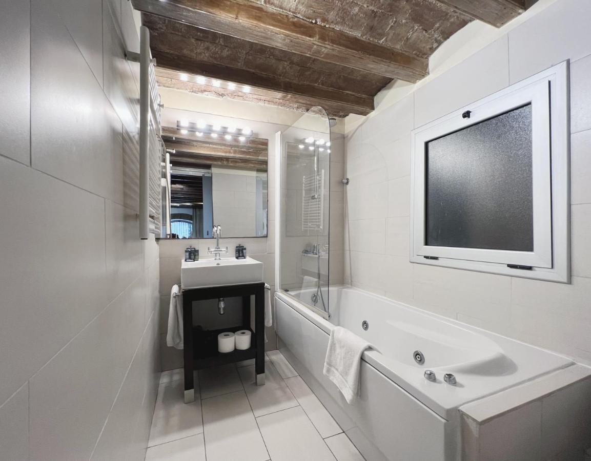Stay U-Nique Apartments Placa Universitat Barcelona Bagian luar foto